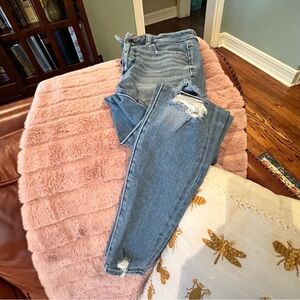 American Eagle distressed hi-rise jegging.